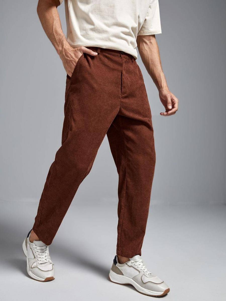 Outfit nonton konser pria celana corduroy dan kaus oversize (pinterest.com)