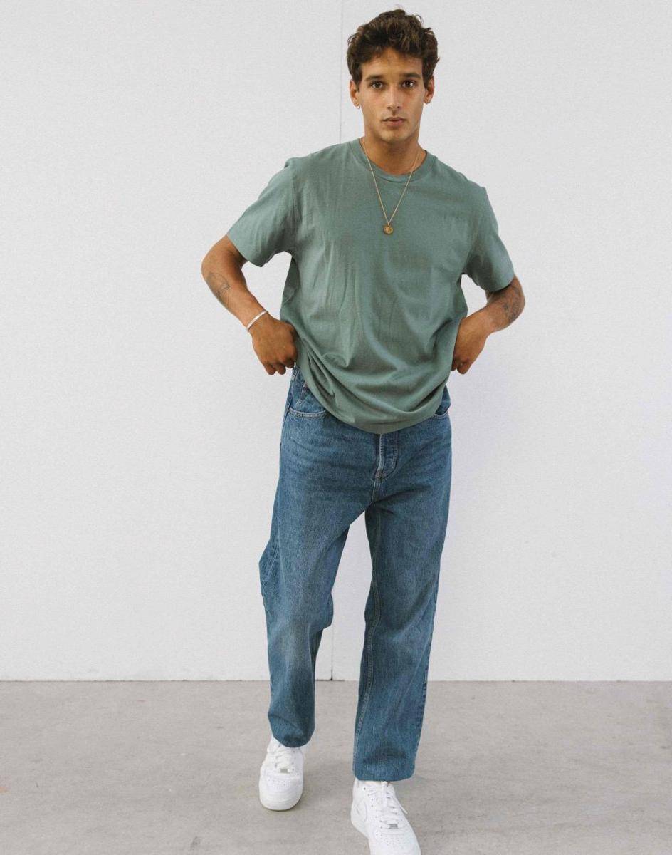 Outfit nonton konser pria celana jeans dan kaus polos (pinterest.com)