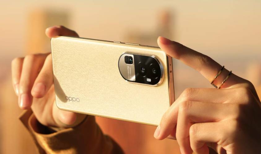Seseorang memegang Oppo Reno10 Pro berwarna emas. (oppo.com)