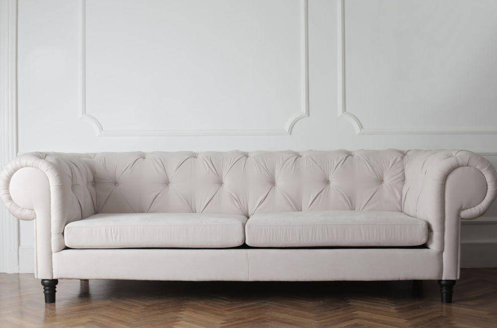 Sofa berwarna putih (pexels.com/Andrea Piacquadio)