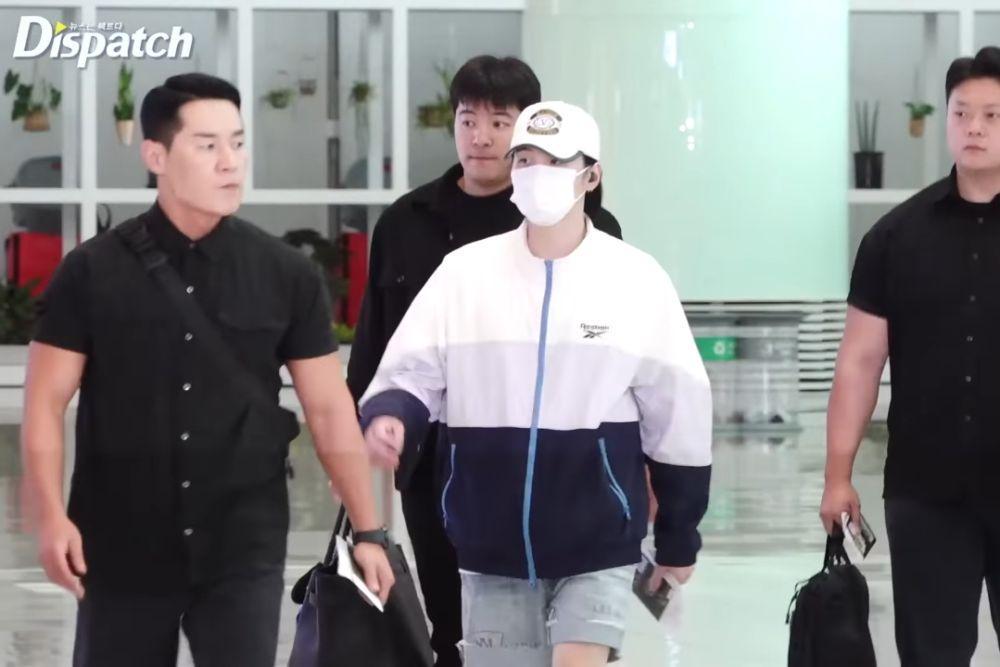 potret keberangkatan Suga BTS ke Jakarta (youtube.com/KoreaDispatch)