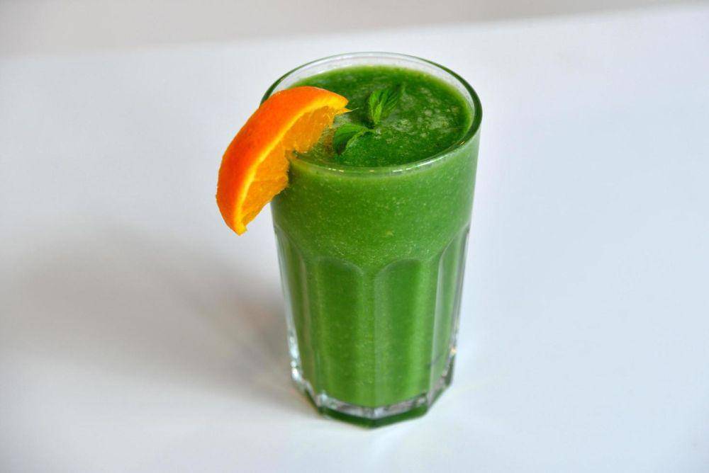 ilustrasi green power smoothies (vecteezy.com/h4w3l)
