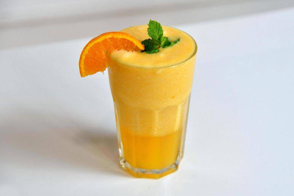 ilustrasi refreshing citrus blast smoothies (vecteezy.com/h4w3l)