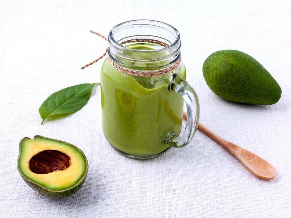 ilustrasi smoothies creamy avocado delight (vecteezy.com/Seksak Kerdkann)