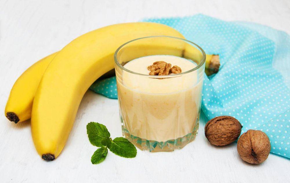 ilustrasi smoothies creamy banana oat (vecteezy.com/Olena Rudo)