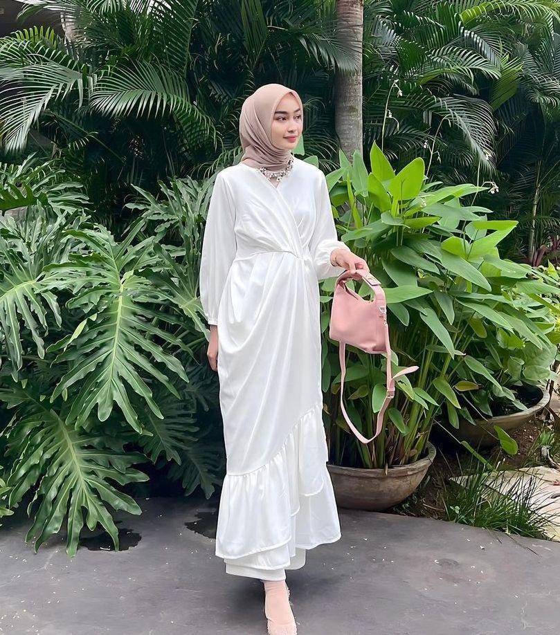 OOTD kondangan hijab (instagram.com/aaghniya_)