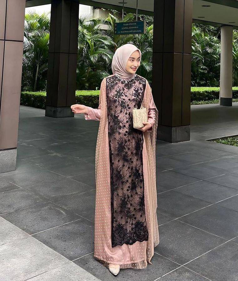 OOTD kondangan hijab (instagram.com/aaghniya_)