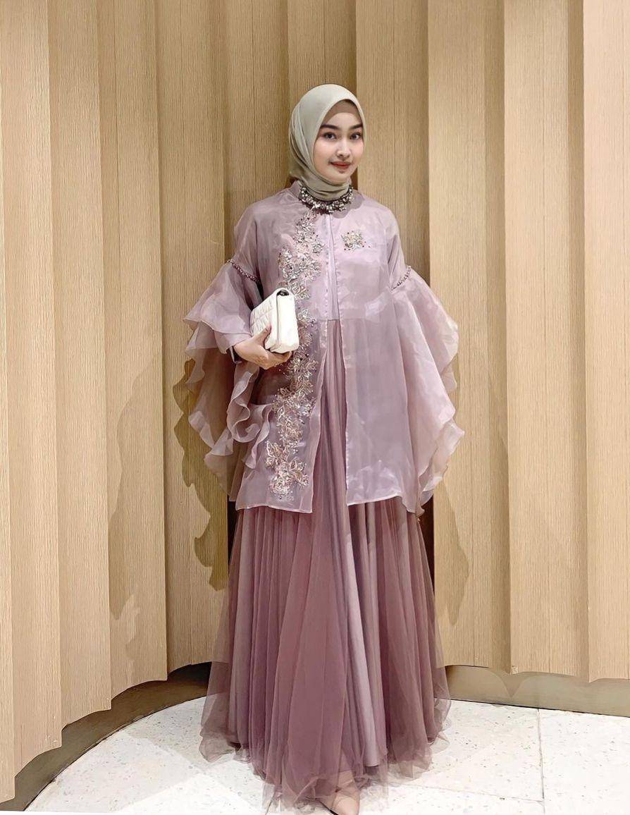 OOTD kondangan hijab (instagram.com/aaghniya_)