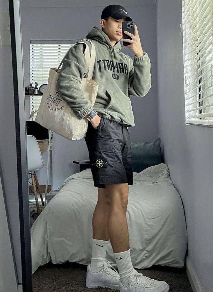 Outfit nonton konser pria hoodie dan celana pendek (pinterest.com)
