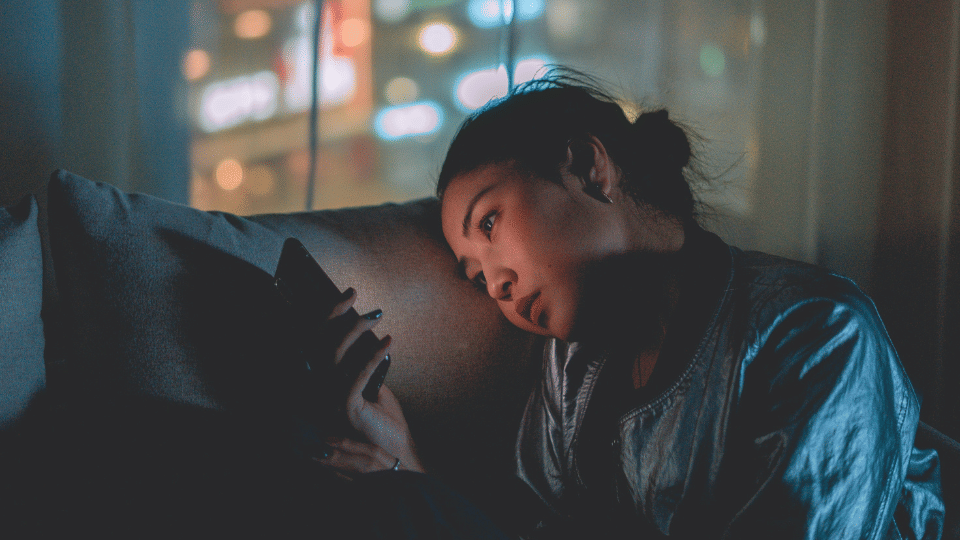 Seorang wanita memandangi layar ponselnya (pexels.com/mikoto.raw Photographer)