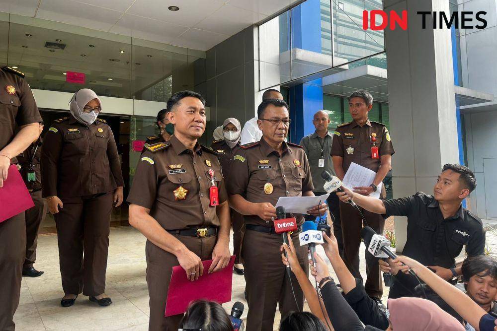 Wakajati Agus Sahat Sampe Tua Lumban Gaol dan Aspidum Danang Suryo Wibowo memberikan keterangan pers terkait perkembangan hasil penelitian berkas perkara Mario Dandy dan Shane Lukas di Kejaksaan Tinggi DKI Jakarta, Pasar Minggu Jakarta Selatan (IDN Times/Lia Hutasoit)