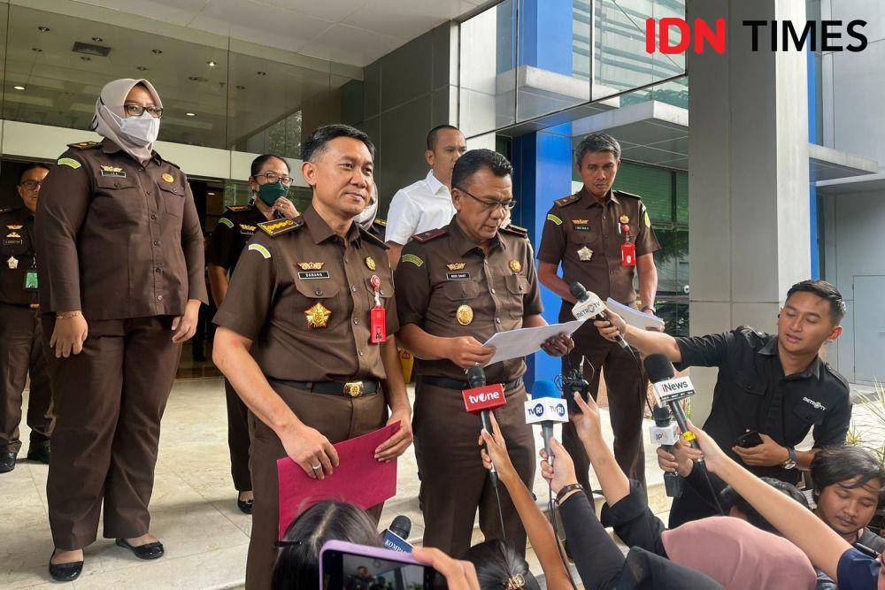 Wakajati Agus Sahat Sampe Tua Lumban Gaol dan Aspidum Danang Suryo Wibowo memberikan keterangan pers terkait perkembangan hasil penelitian berkas perkara Mario Dandy dan Shane Lukas di Kejaksaan Tinggi DKI Jakarta, Pasar Minggu Jakarta Selatan (IDN Times/Lia Hutasoit)