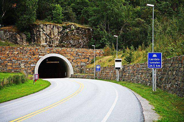 terowongan Lærdal di Norwegia (commons.wikimedia.org/W. Bulach)