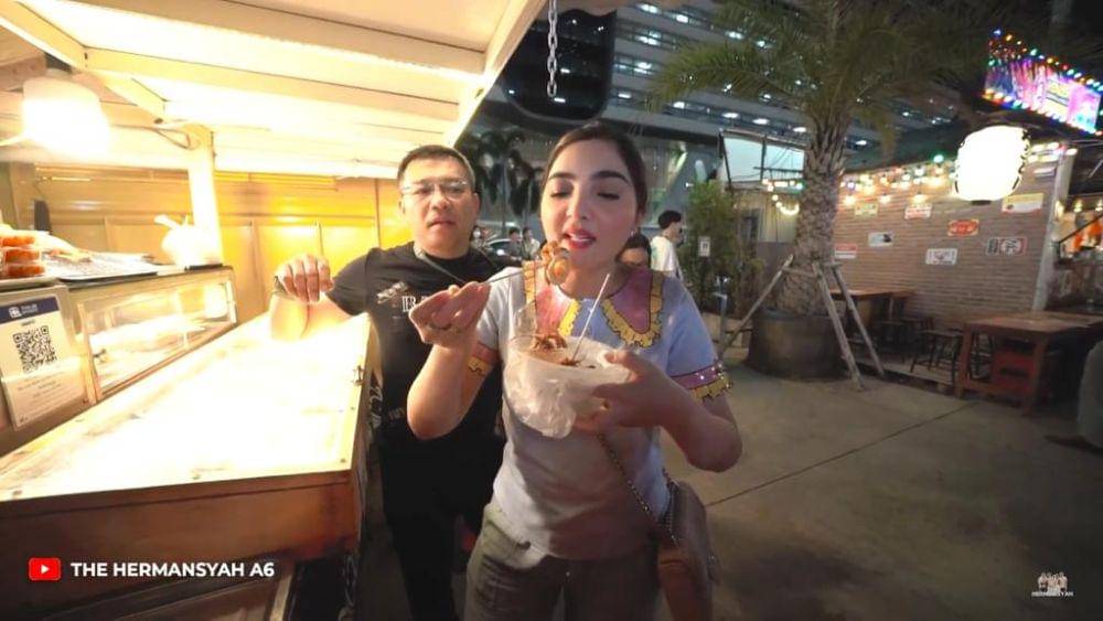 Ashanty dan Anang street food di Thailand (YouTube.com/The Hermansyah A6)
