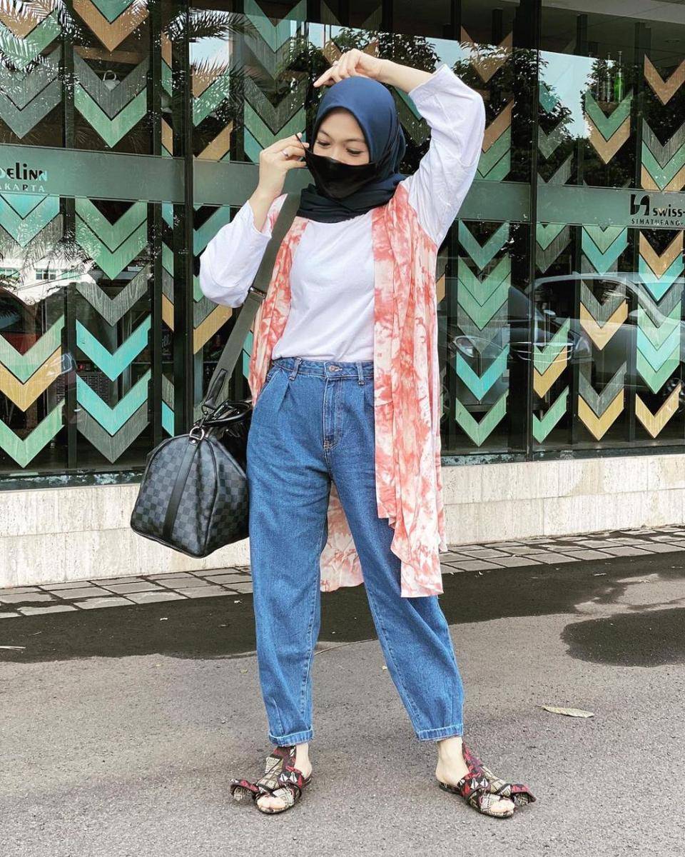 mix n match hijab street style ala artis (instagram.com/dianayulestari)