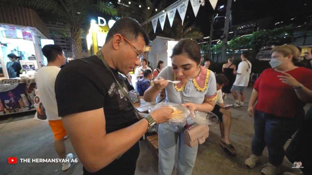 Ashanty dan Anang street food di Thailand (YouTube.com/The Hermansyah A6)