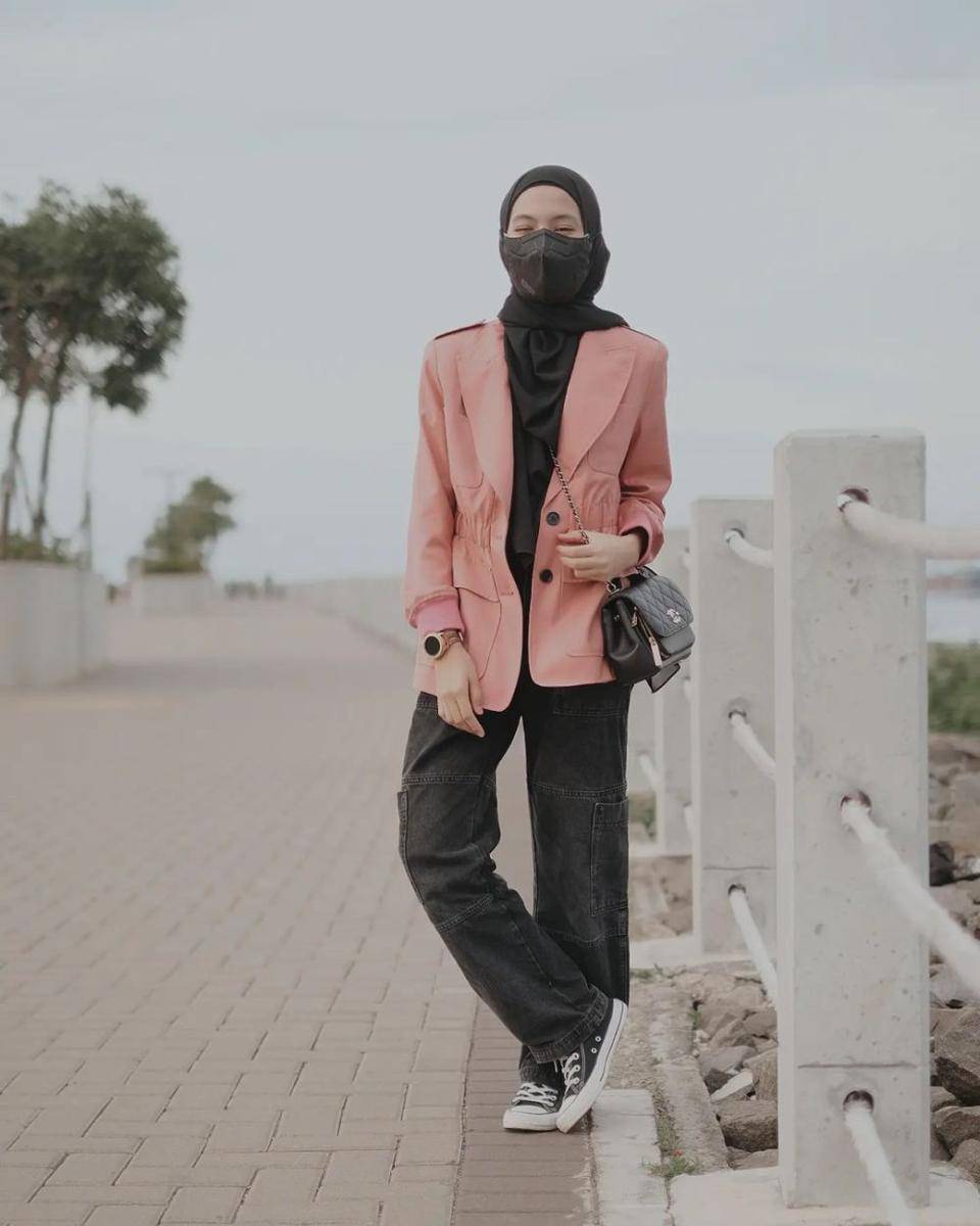mix n match hijab street style ala artis (instagram.com/ichasoebandono)