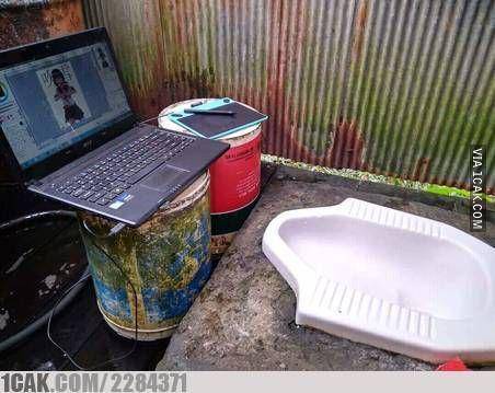 potret stand laptop yang gak biasa (1cak.com/2284371)