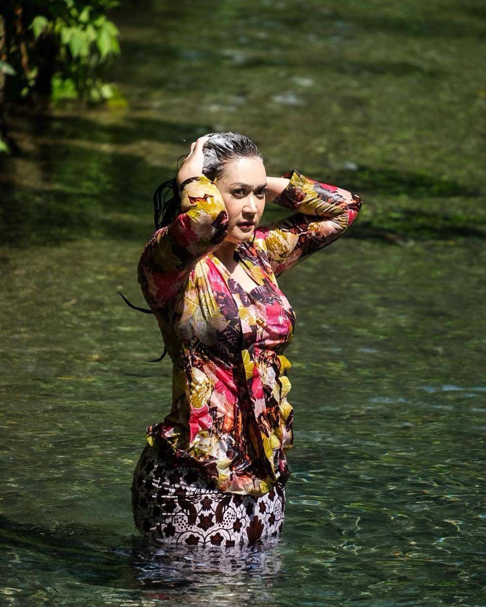 potret Nafa Urbach mandi dan keramasan di sungai (instagram.com/nafaurbach)
