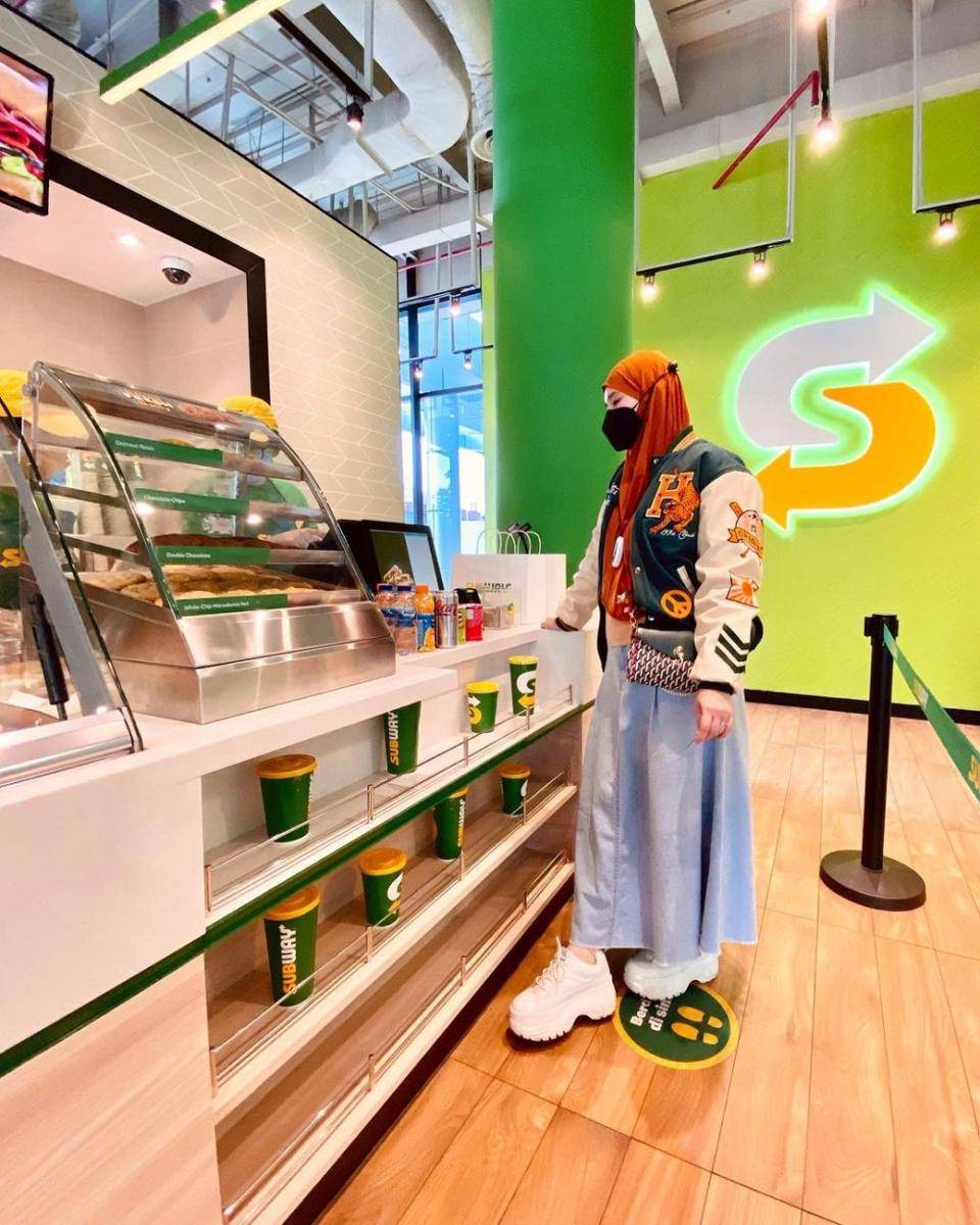 mix n match hijab street style ala artis (instagram.com/ mommy_starla)