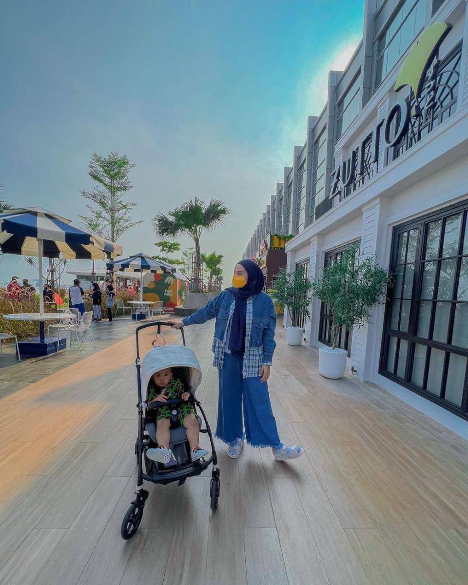 mix n match hijab street style ala artis (instagram.com/zaskiasungkar15)