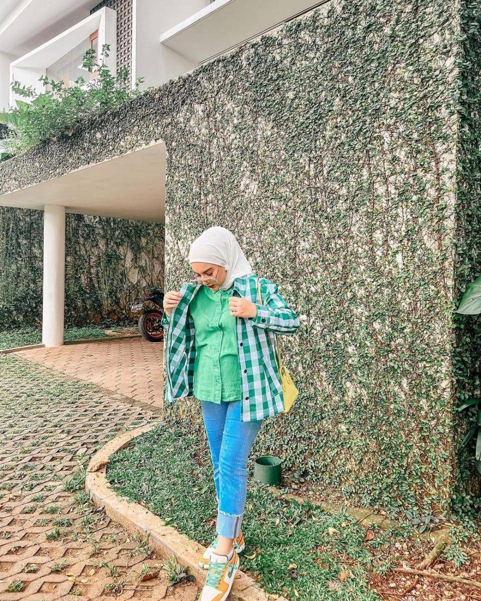 mix n match hijab street style ala artis (instagram.com/_irishbella_)