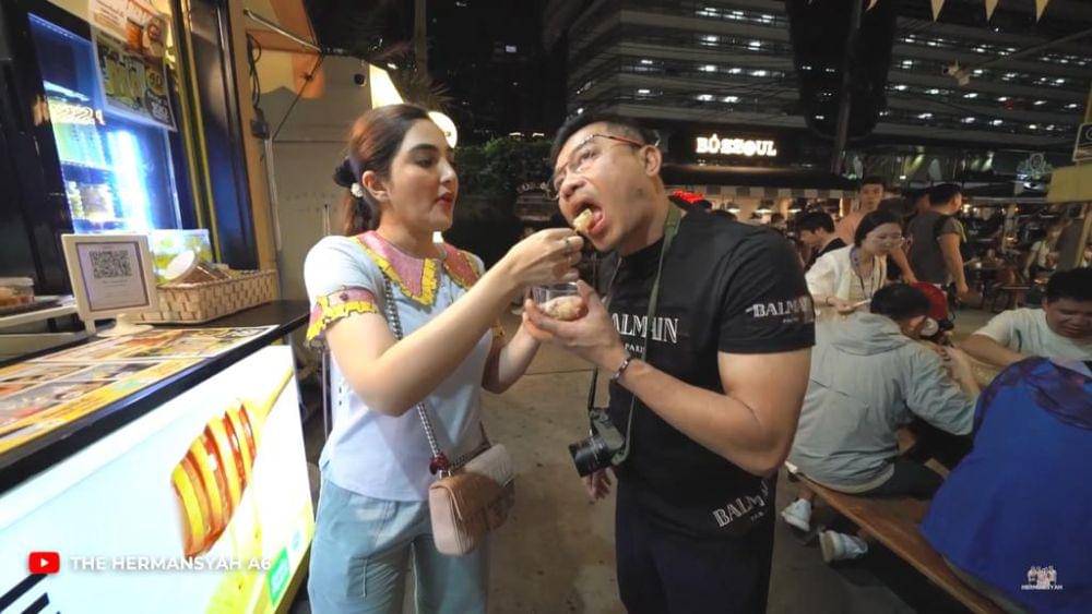 Ashanty dan Anang street food di Thailand (YouTube.com/The Hermansyah A6)