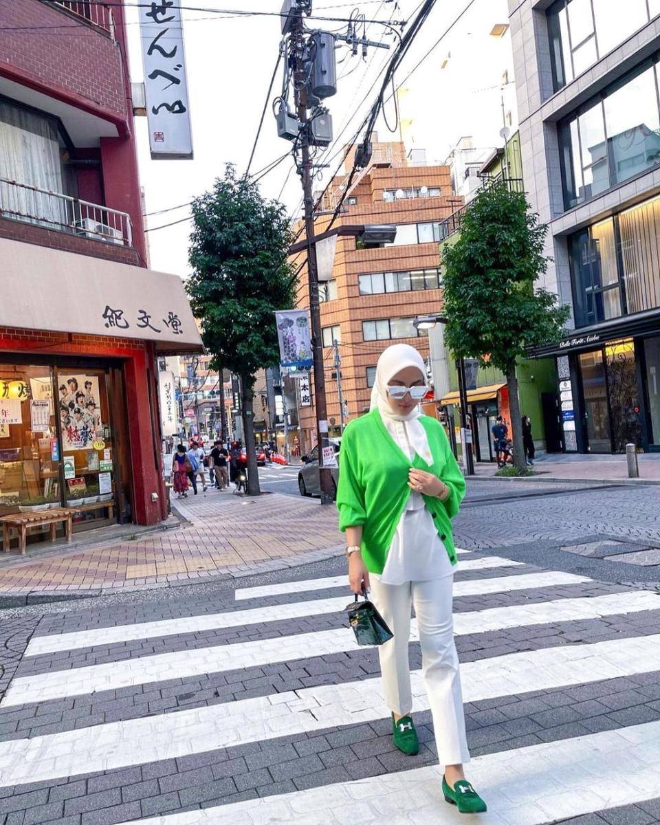mix n match hijab street style ala artis (instagram.com/princessyahrini)