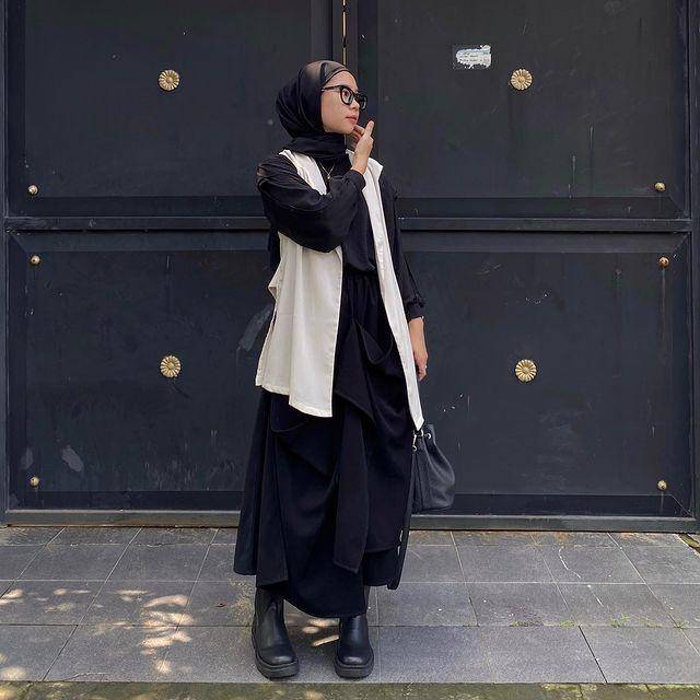Gaya hijab edgy Fitri Hasiani (instagram.com/_kakpit)