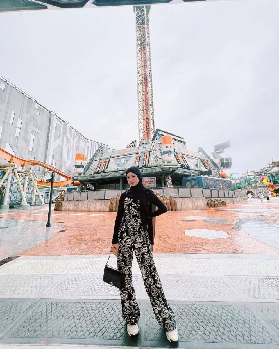 mix n match hijab street style ala artis (instagram.com/nashwaaaz)