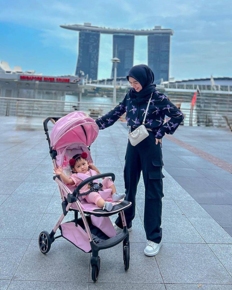 mix n match hijab street style ala artis (instagram.com/riaricis1795)