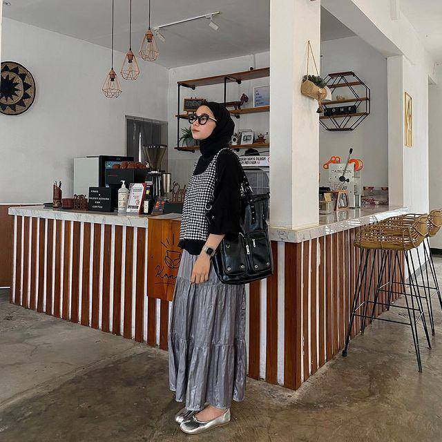 Gaya hijab edgy Fitri Hasiani (instagram.com/_kakpit)