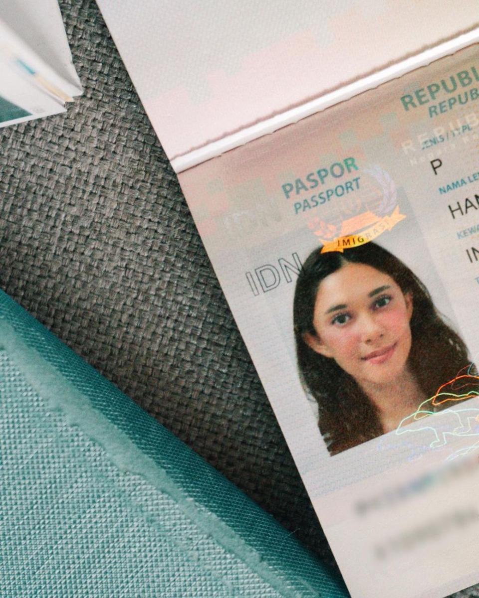 Foto Paspornya Bikin Salfok, 8 Potret Pesona Nana Mirdad