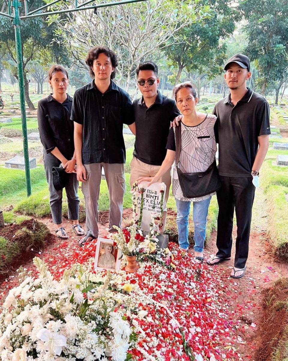 potret pemakaman ibunda Tyas Mirasih (instagram.com/tyasmirasih)