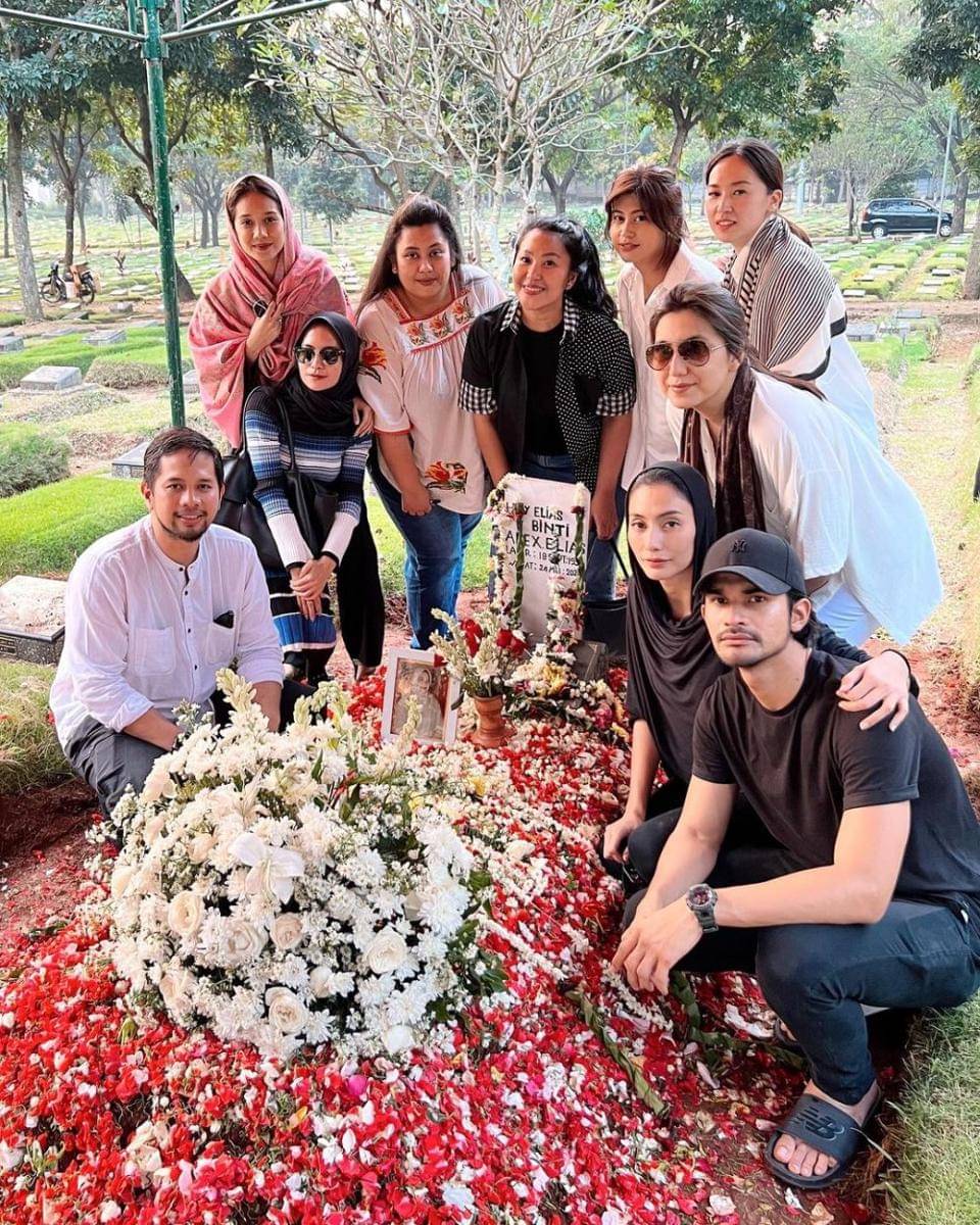 potret pemakaman ibunda Tyas Mirasih (instagram.com/tyasmirasih)