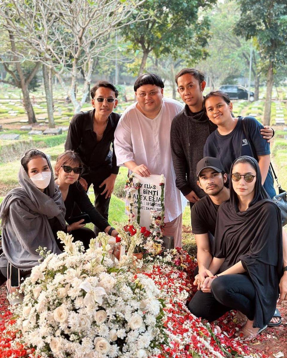 potret pemakaman ibunda Tyas Mirasih (instagram.com/tyasmirasih)