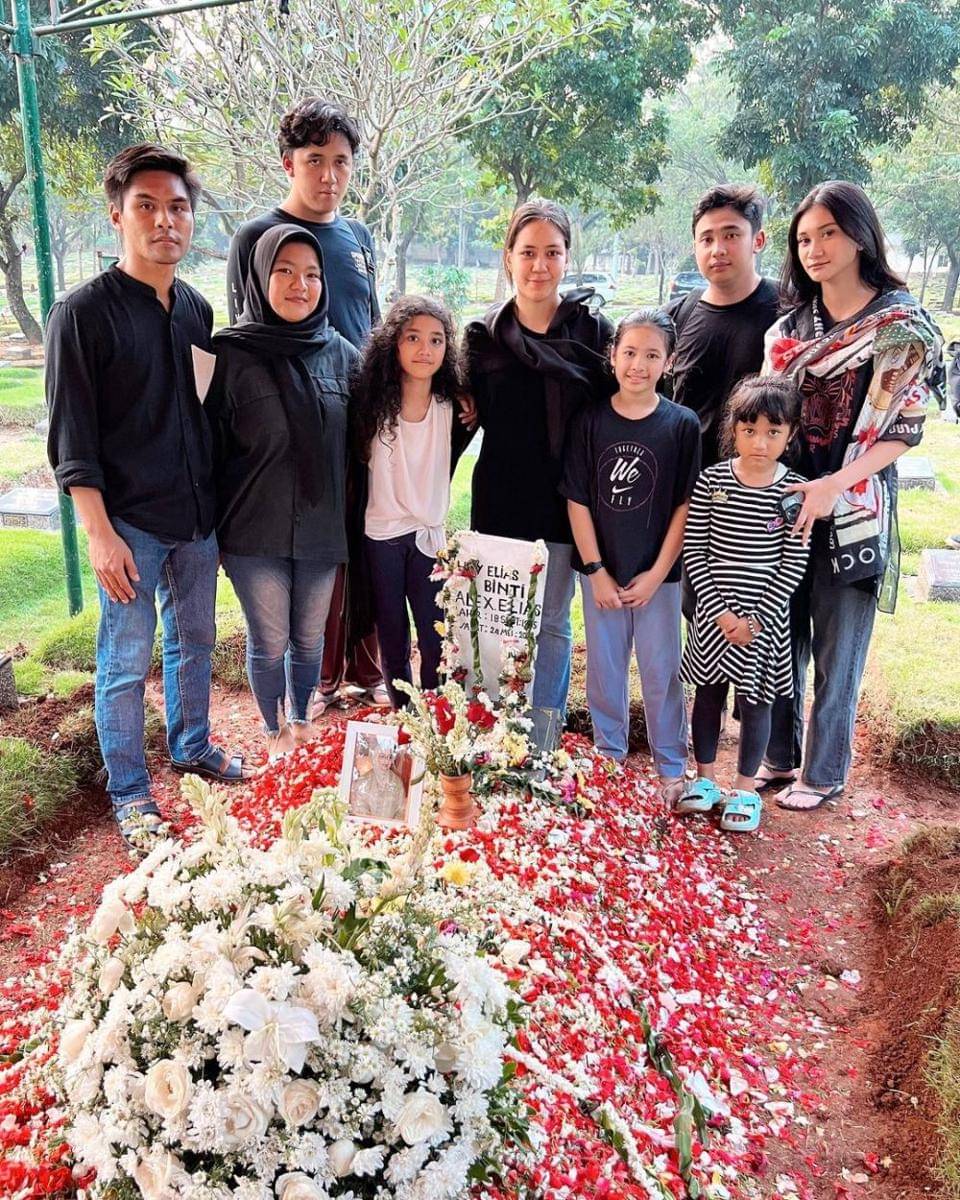 potret pemakaman ibunda Tyas Mirasih (instagram.com/tyasmirasih)