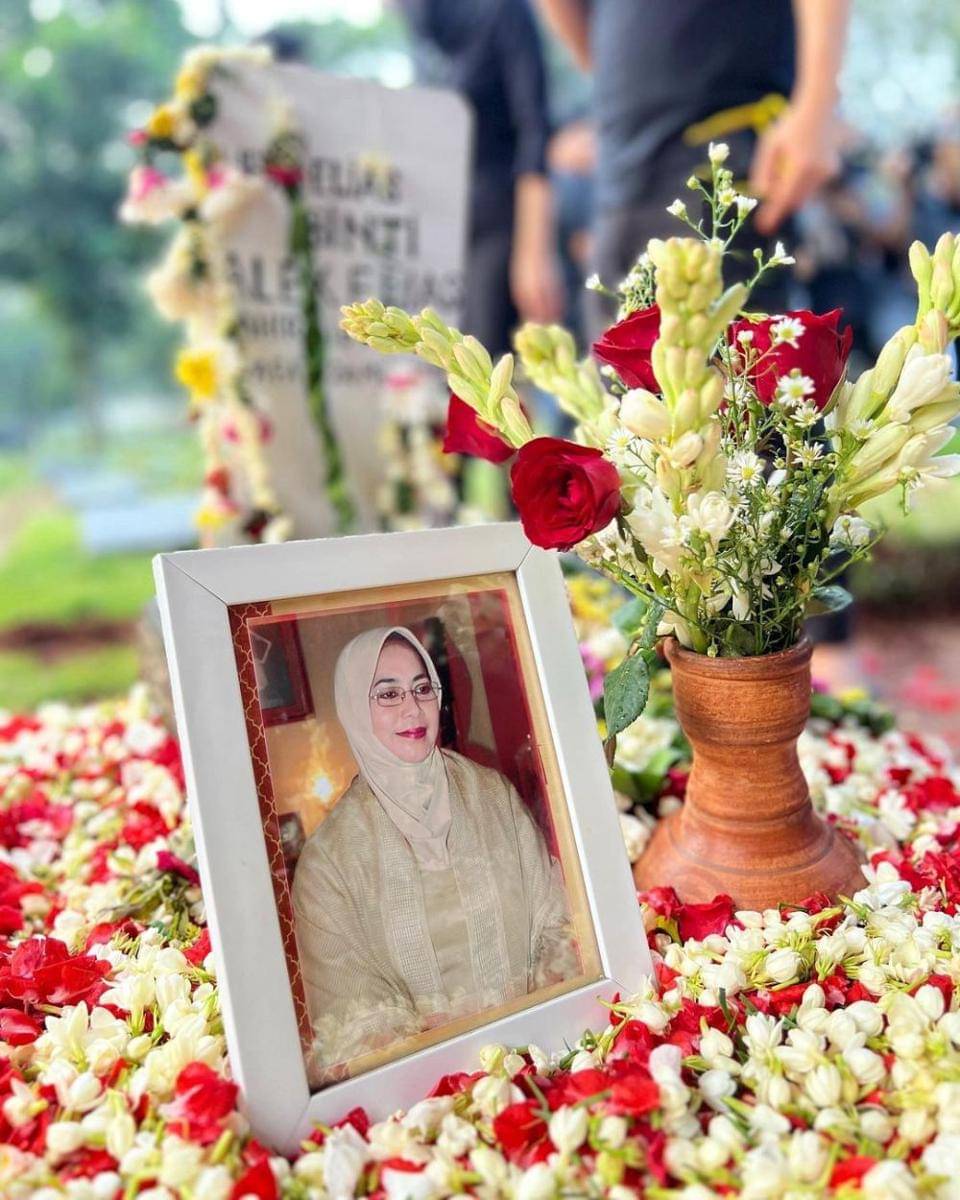 potret pemakaman ibunda Tyas Mirasih (instagram.com/tyasmirasih)