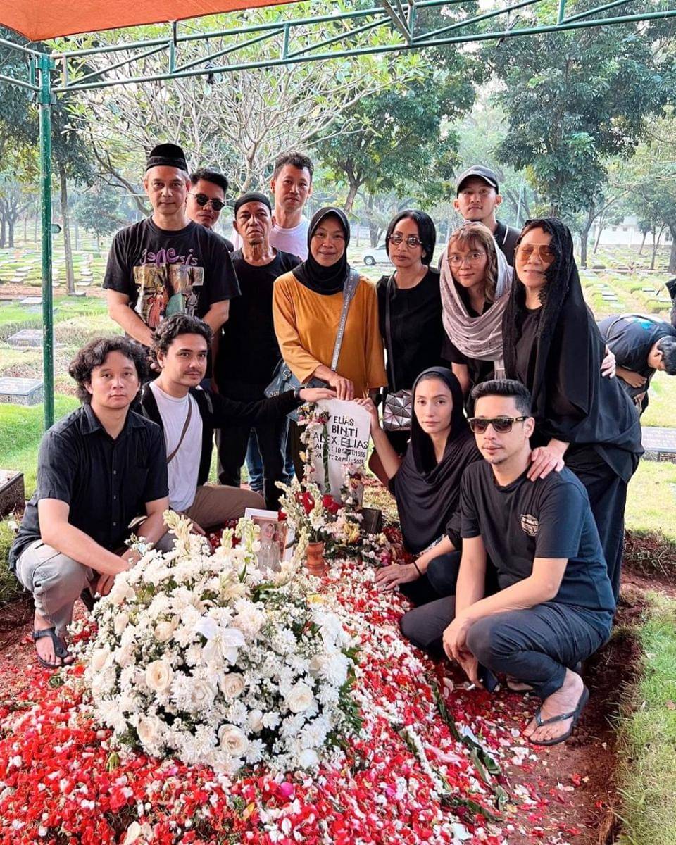 potret pemakaman ibunda Tyas Mirasih (instagram.com/tyasmirasih)