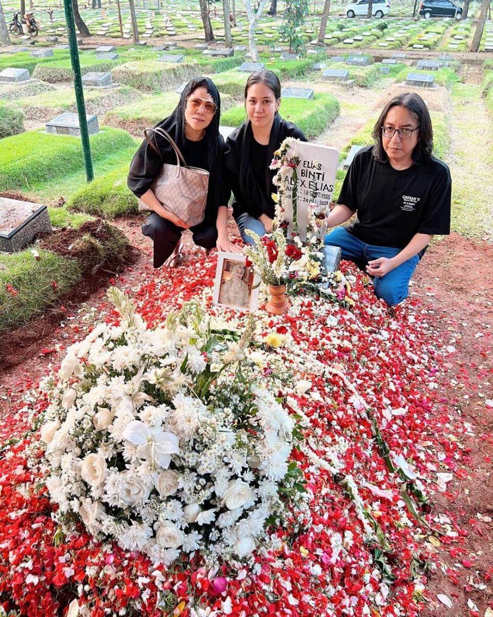 potret pemakaman ibunda Tyas Mirasih (instagram.com/tyasmirasih)