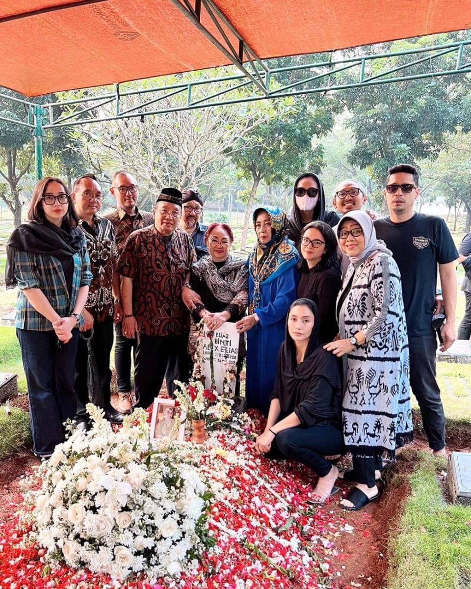 potret pemakaman ibunda Tyas Mirasih (instagram.com/tyasmirasih)