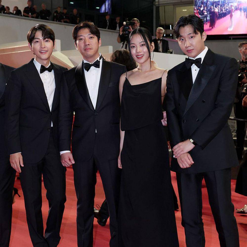 Song Joong Ki, Sutradara Kim Chang Hoon, BIBI, dan Hong Xa Bin di Cannes Film Festival 2023 (instagram.com/plusm_entertainment)