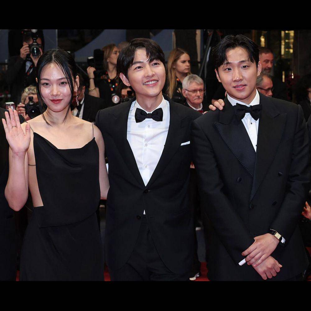 BIBI, Song Joong Ki, dan Hong Xa Bin di Cannes Film Festival 2023 (instagram.com/plusm_entertainment)