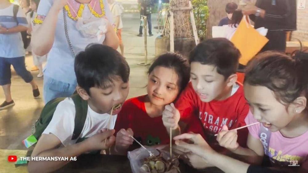 Ashanty dan Anang street food di Thailand (YouTube.com/The Hermansyah A6)