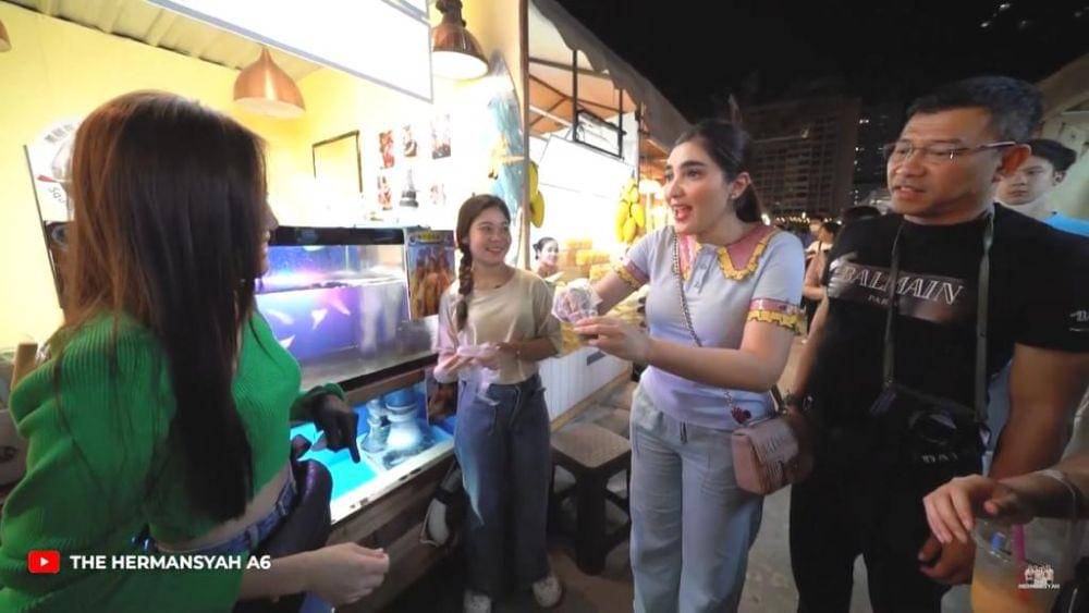 Ashanty dan Anang street food di Thailand (YouTube.com/The Hermansyah A6)