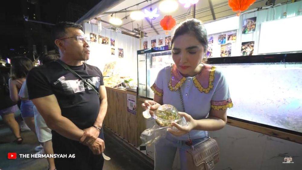 Ashanty dan Anang street food di Thailand (YouTube.com/The Hermansyah A6)