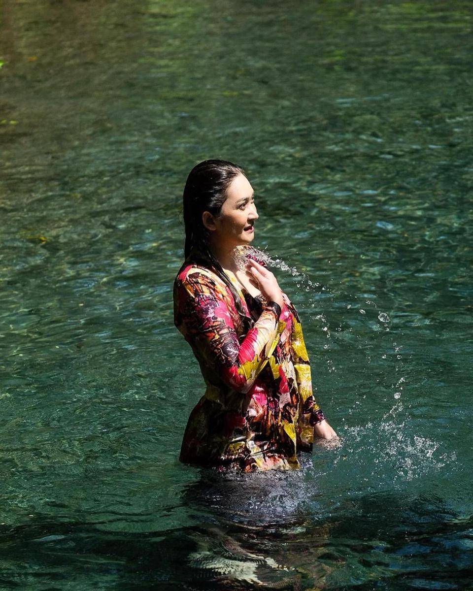 potret Nafa Urbach mandi dan keramasan di sungai (instagram.com/nafaurbach)