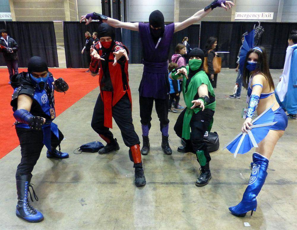 penggemar mengenakan kostum beberapa karakter Mortal Kombat (commons.wikimedia.org/GabboT)