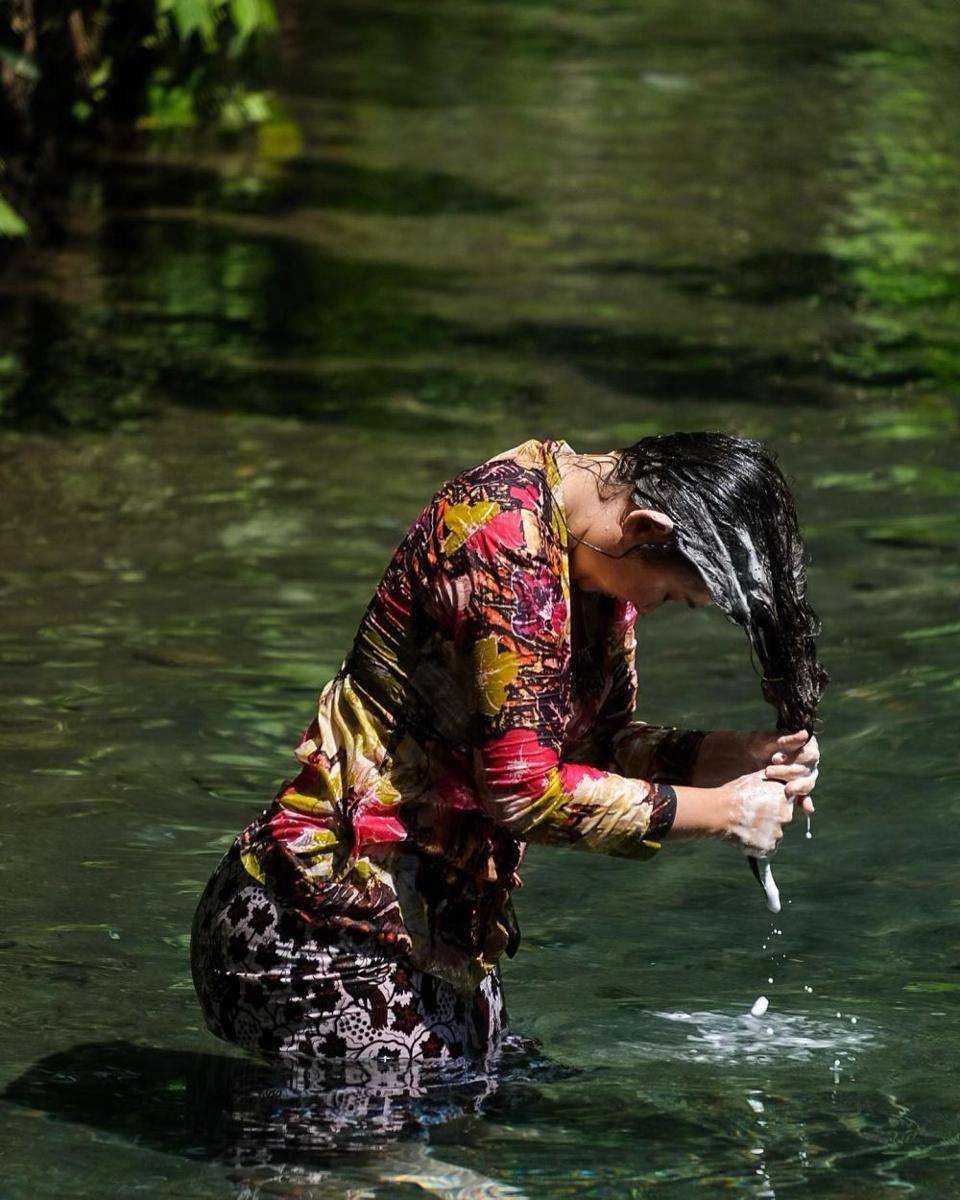 potret Nafa Urbach mandi dan keramasan di sungai (instagram.com/nafaurbach)