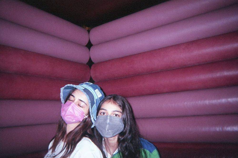 Ananya Panday dan adiknya (instagram.com/ananyapanday)